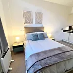 Luxury Studio With Super Fast Wifi Gated Development