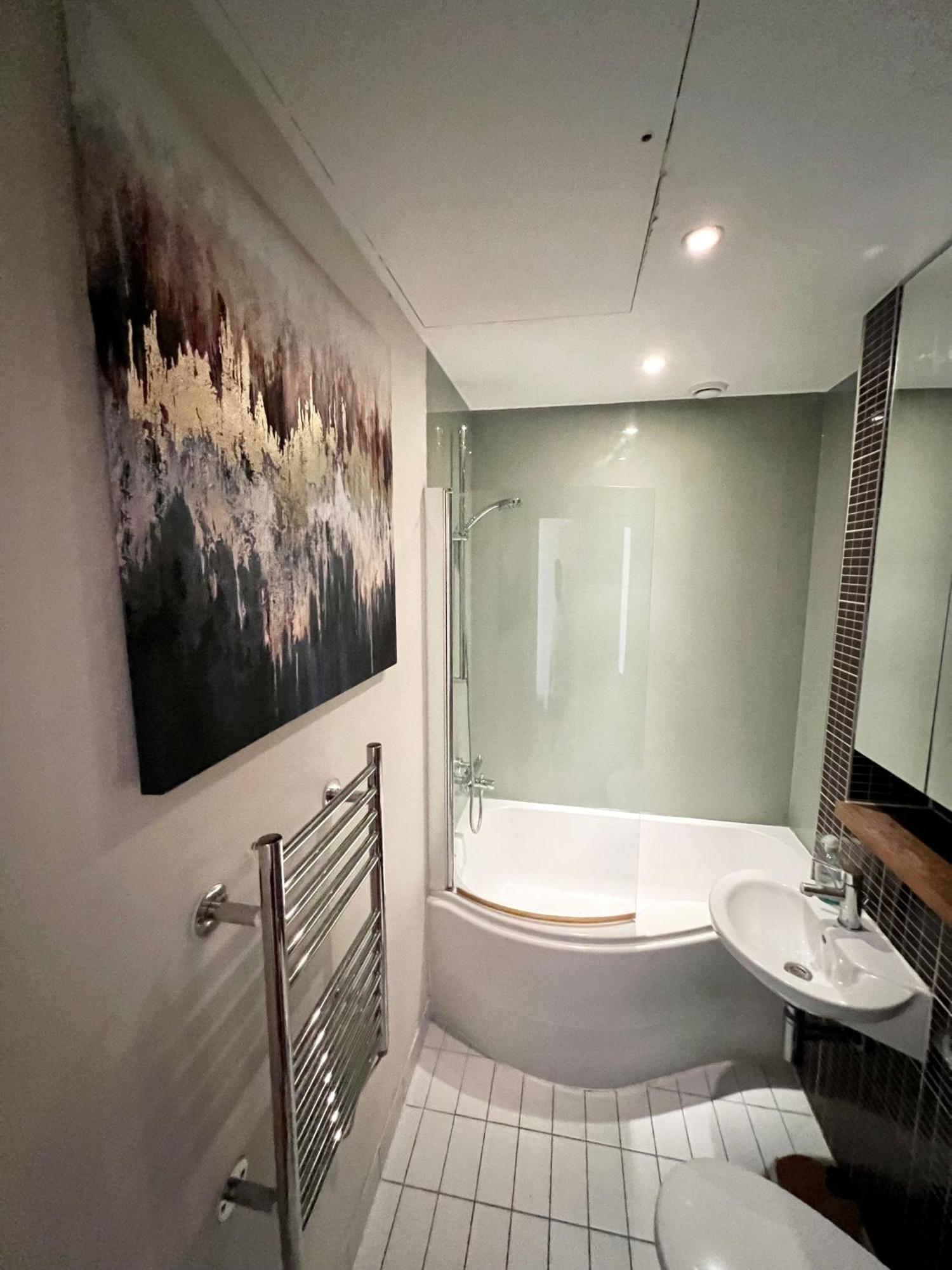 Appartamento Luxury With Super Fast Wifi Gated Development Londra