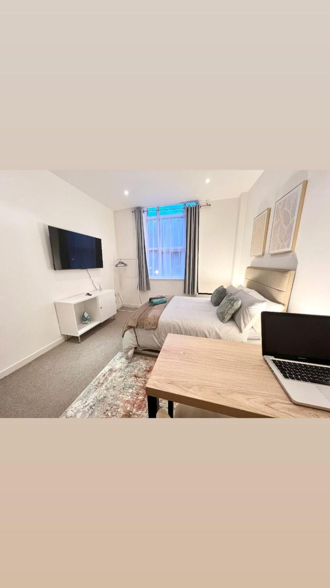 Luxury With Super Fast Wifi Gated Development London